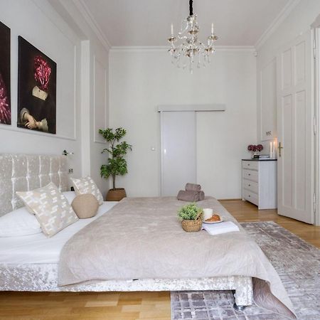 Timeless Elegant Apartment By Opera House Budapest Exterior foto